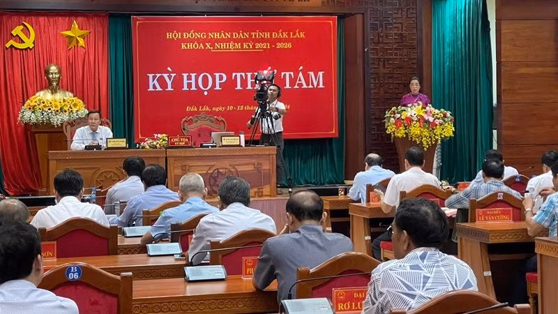 Chủ tịch Hội đồng nhân dân tỉnh Đắk Lắk Huỳnh Thị Chiến Hòa phát biểu bế mạc kỳ họp.