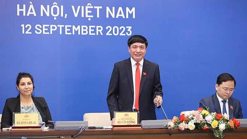 Tổng Thư ký, Chủ nhiệm Văn phòng Quốc hội Bùi Văn Cường trả lời câu hỏi của các cơ quan thông tấn, báo chí trong và ngoài nước.