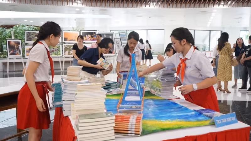 Các em học sinh hào hứng với chương trình Xếp sách ấn tượng tại Công viên APEC.