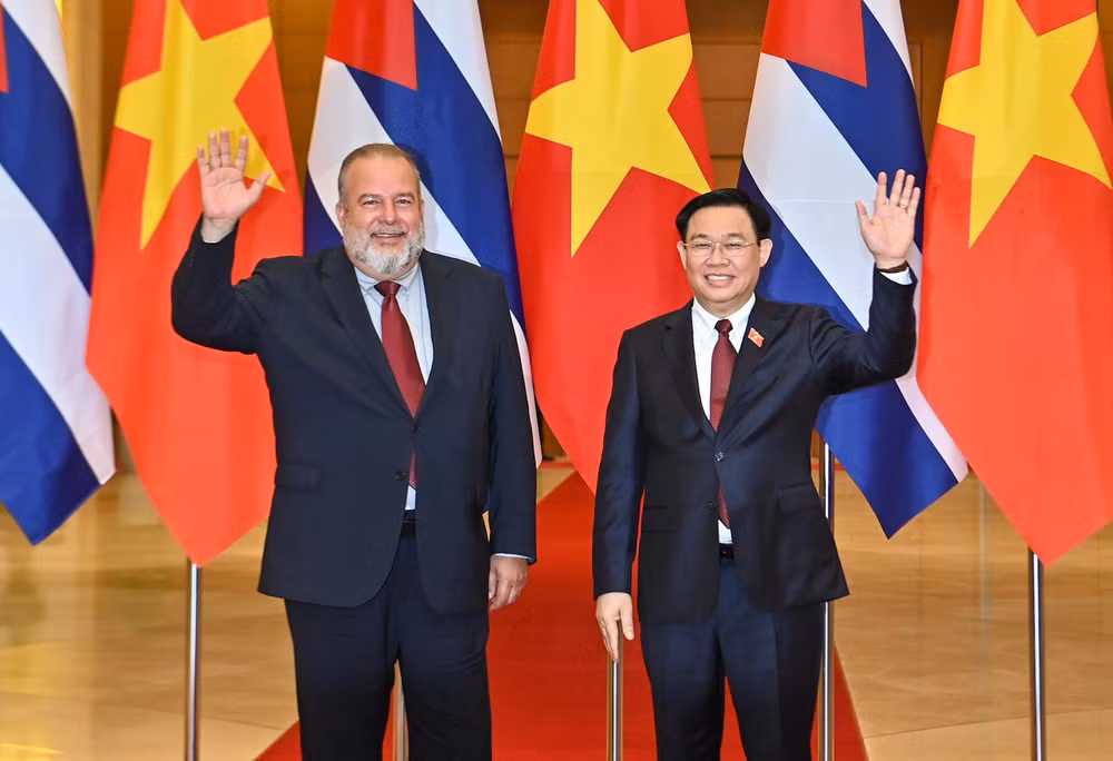 Chủ tịch Quốc hội Vương Đình Huệ và Thủ tướng Cộng hòa Cuba Manuel Marrero Cruz.