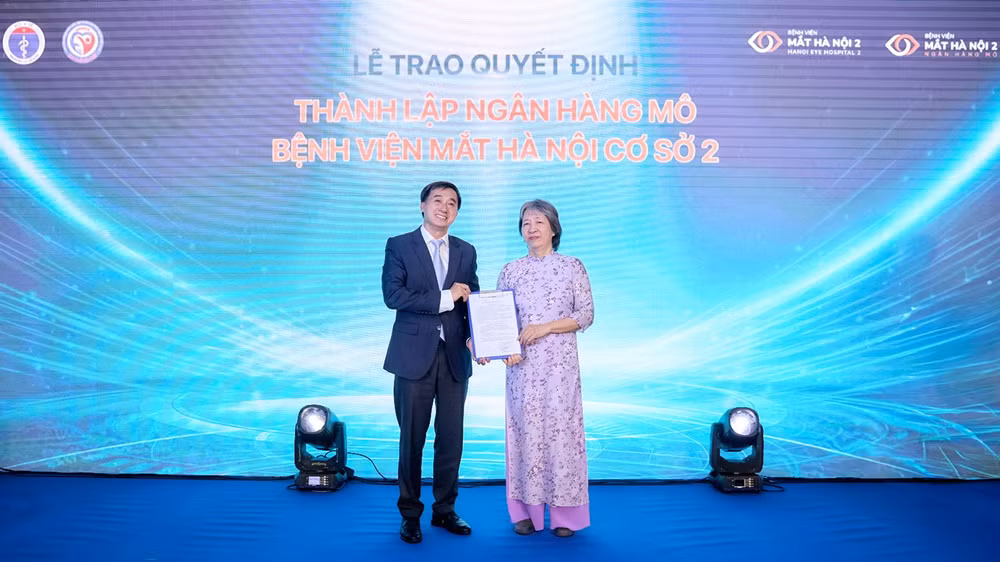 Thứ trưởng Y tế trao quyết định cấp giấy phép hoạt động cho Ngân hàng Mô của Bệnh viện Mắt Hà Nội 2.