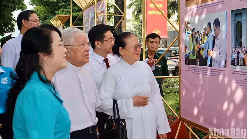 Các đại biểu xem triển lãm ảnh.