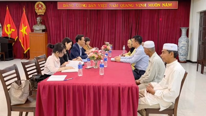 Đoàn đi thăm cơ sở sản xuất của một người Việt Nam tại Malaysia. (Ảnh: Ủy ban Nhà nước về người Việt Nam ở nước ngoài)