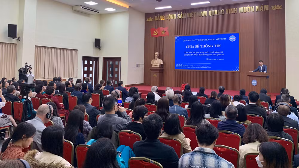 Phó Chủ tịch kiêm Tổng Thư ký Liên hiệp các tổ chức hữu nghị Việt Nam, Phó Chủ nhiệm Ủy ban công tác về các tổ chức phi chính phủ nước ngoài Phan Anh Sơn phát biểu tại Hội nghị.