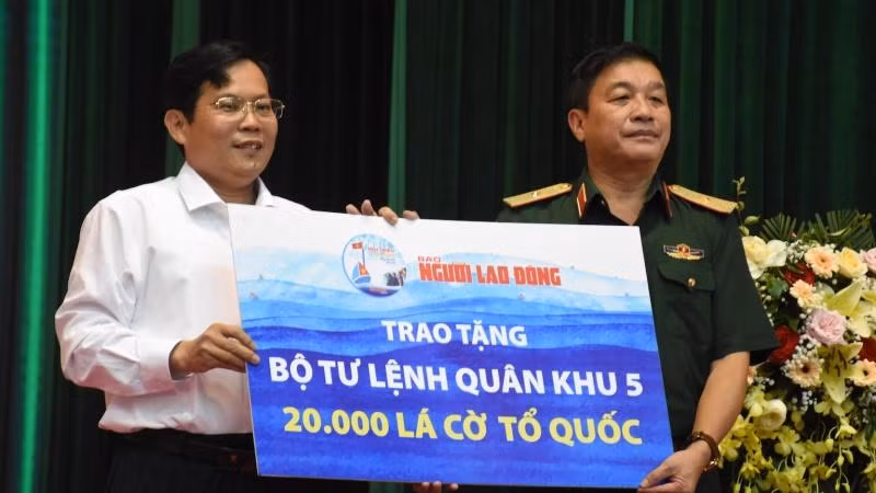 Báo Người Lao Động trao tặng tượng trưng 20.000 lá cờ Tổ quốc cho Bộ Tư lệnh Quân khu 5.