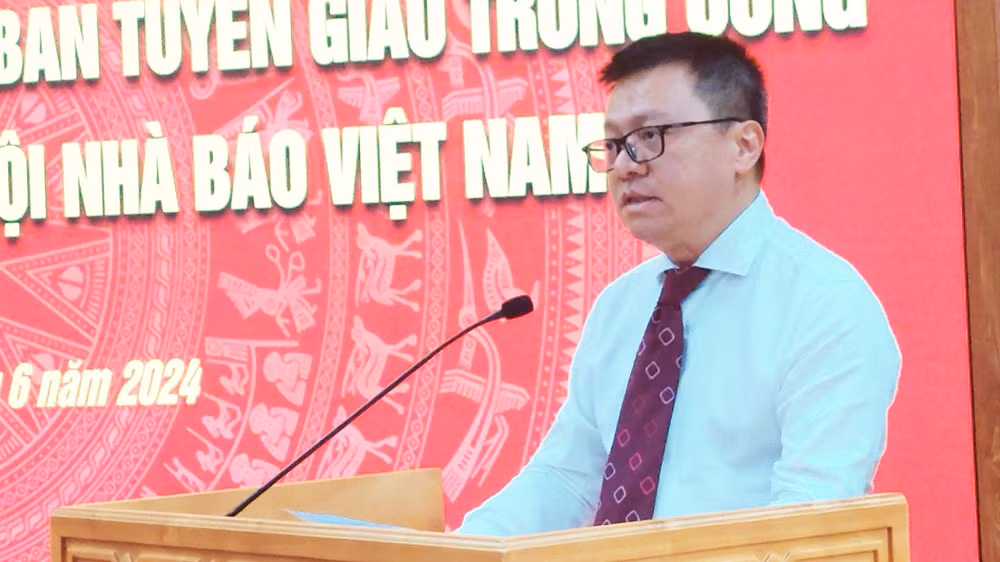 Đồng chí Lê Quốc Minh, Bí thư Đảng đoàn Hội Nhà báo Việt Nam báo cáo công tác lãnh đạo, chỉ đạo Hội Nhà báo Việt Nam từ đầu nhiệm kỳ đến nay.