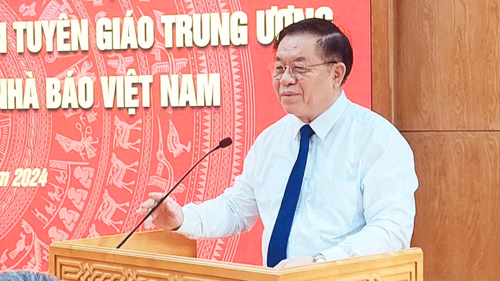 Đồng chí Nguyễn Trọng Nghĩa phát biểu tại buổi làm việc.