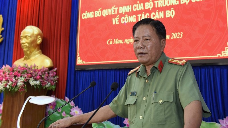 Đại tá Phạm Thành Sỹ, Giám đốc Công an tỉnh Cà Mau công bố Quyết định của Bộ trưởng Công an bổ nhiệm Thượng tá Lê Tấn Vinh đảm nhận chức Phó Giám đốc Công an tỉnh Cà Mau.