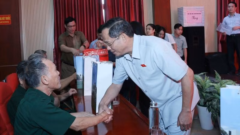 Đồng chí Trần Quang Phương thăm hỏi các thương binh tại Trung tâm điều dưỡng người có công tỉnh Bắc Giang.