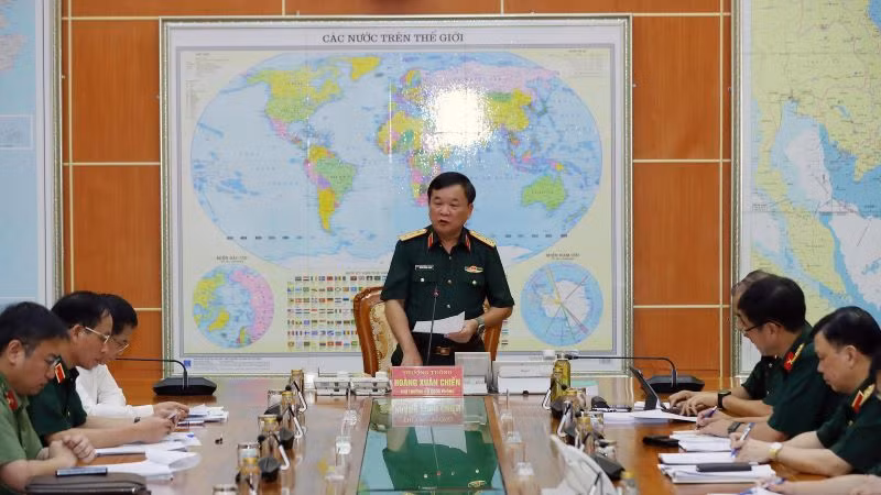 Thượng tướng Hoàng Xuân Chiến, Thứ trưởng Quốc phòng, Trưởng Ban soạn thảo luật chủ trì phiên họp.