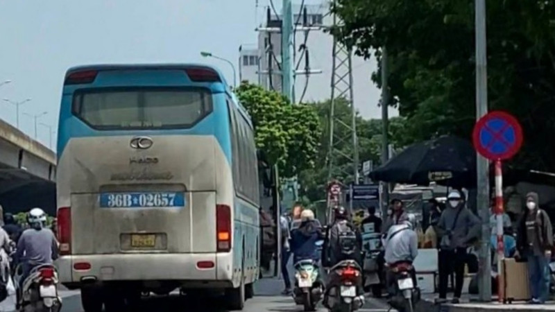 Hình ảnh xe khách dừng, đỗ đón trả khách không đúng quy định do người dân phản ánh.