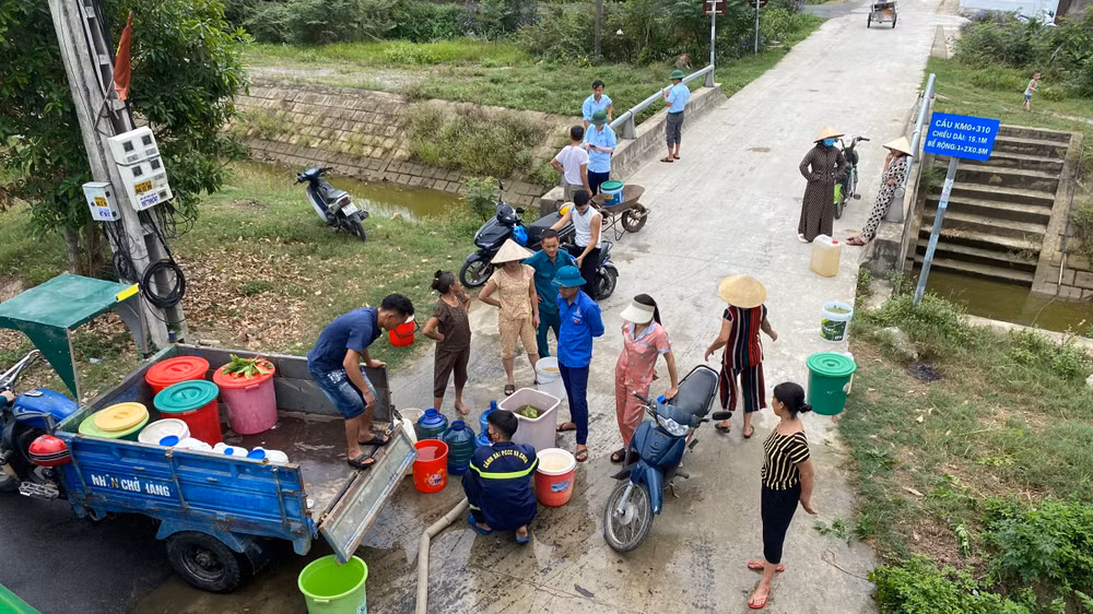 Chi nhánh cấp nước Hồng Lĩnh chở nước bằng xe bồn cung cấp cho người dân ở khu vực cuối mạng lưới đường dẫn nước.