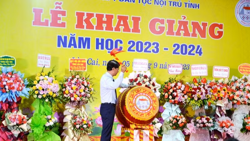 Bí thư Tỉnh ủy Lào Cai Đặng Xuân Phong đánh trống khai giảng năm học mới 2023-2024, tại Trường trung học phổ thông Dân tộc nội trú Lào Cai, sáng 5/9. (Ảnh: QUỐC HỒNG)