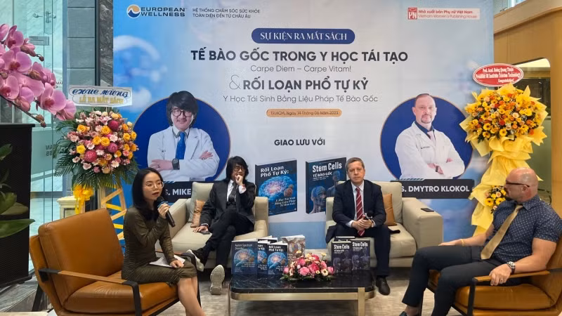 Lễ ra mắt sách.