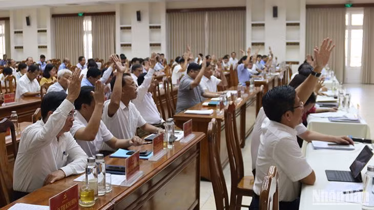 Các đại biểu biểu quyết thông qua Nghị quyết Hội nghị Tỉnh ủy lần thứ 12.