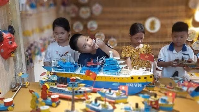 Trẻ em trải nghiệm các loại đồ chơi Trung thu truyền thống trong chương trình “Đèn thu lung linh”.