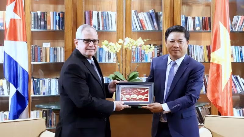 Ủy viên dự khuyết Trung ương Đảng, Phó Bí thư Thường trực Thành ủy Đà Nẵng Lương Nguyễn Minh Triết tặng quà lưu niệm cho Đoàn.