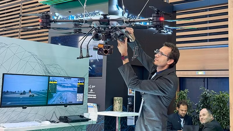 Nhiều nước giới thiệu các thiết bị bay không người lái cho mục đích quân sự và dân sự. (Ảnh: Minh Duy)