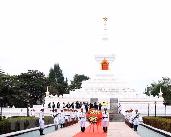 Đài tưởng niệm chiến sĩ vô danh Lào. (Ảnh: Dương Giang/TTXVN)