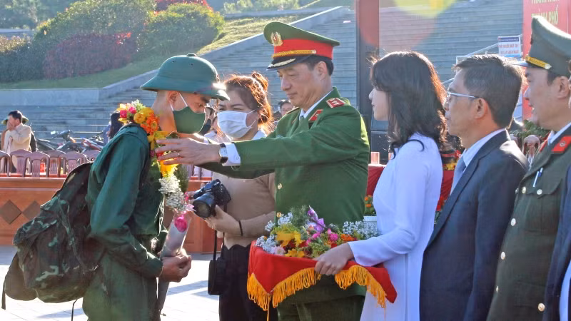 Trung tướng Nguyễn Duy Ngọc, Ủy viên Trung ương Đảng, Thứ trưởng Công an động viên các tân binh trước giờ lên đường nhập ngũ.