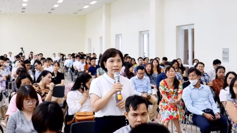Các nhà khoa học nêu ý kiến tại buổi đối thoại.