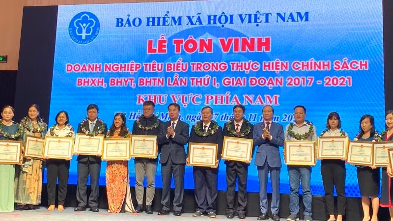 Bảo hiểm xã hội Việt Nam tôn vinh các các doanh nghiệp tiêu biểu phía nam trong thực hiện chính sách bảo hiểm xã hội. 