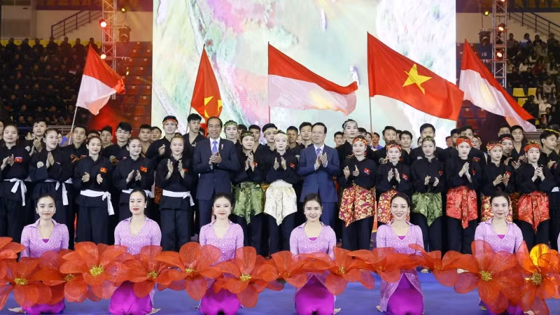 Chủ tịch nước Võ Văn Thưởng và Tổng thống Indonesia Joko Widodo chụp ảnh chung với các võ sinh. (Ảnh: Thống Nhất/TTXVN)