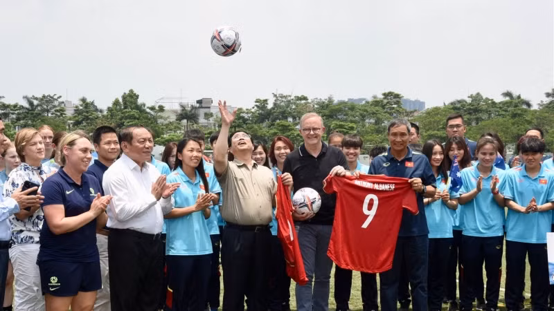 Thủ tướng Phạm Minh Chính với trái bóng của ban huấn luyện và các cầu thủ đội bóng đá nữ Việt Nam tặng.
