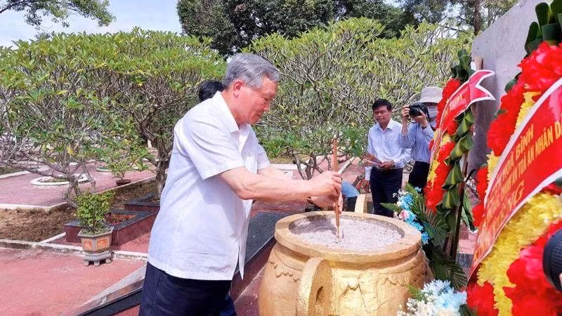 Đồng chí Nguyễn Hòa Bình dâng hương tại Nghĩa trang Liệt sĩ huyện Kon Rẫy.