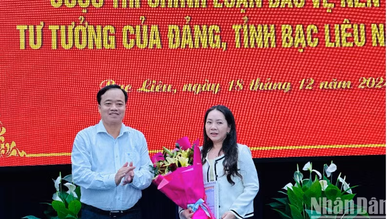 Đồng chí Huỳnh Quốc Việt, Ủy viên dự khuyết Trung ương Đảng, Phó Bí thư Thường trực Tỉnh ủy Bạc Liêu, trao giải Nhất cuộc thi chính luận Bảo vệ nền tảng tư tưởng của Đảng cho tác giả Tuyết Thanh (Báo Bạc Liêu). (Ảnh: TRỌNG DUY)