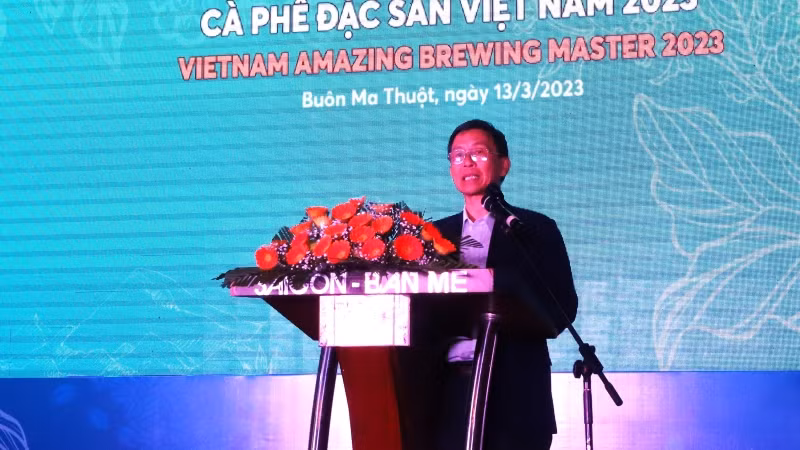 Chủ tịch Hiệp hội Cà-phê Buôn Ma Thuột Trịnh Đức Minh, Trưởng Ban tổ chức Cuộc thi pha chế cà-phê đặc sản Việt Nam năm 2023 phát biểu bế mạc cuộc thi.
