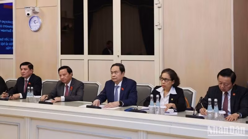 Chủ tịch Quốc hội Trần Thanh Mẫn và thành viên đoàn Việt Nam tại cuộc hội đàm với Chủ tịch Duma Quốc gia Quốc hội Liên bang Nga Vyacheslav V.Volodin. (Ảnh: Thống Nhất/TTXVN)