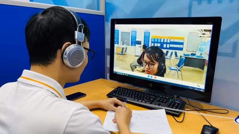 Lao động tham gia phỏng vấn tìm việc làm qua phiên giao dịch việc làm online kết nối 9 tỉnh, thành phố tại điểm cầu Hà Nội.