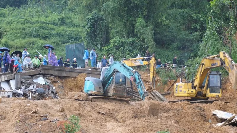 Lực lượng chức năng tỉnh Hà Giang thực hiện công tác tìm kiếm cứu nạn tại Km49, quốc lộ 2.