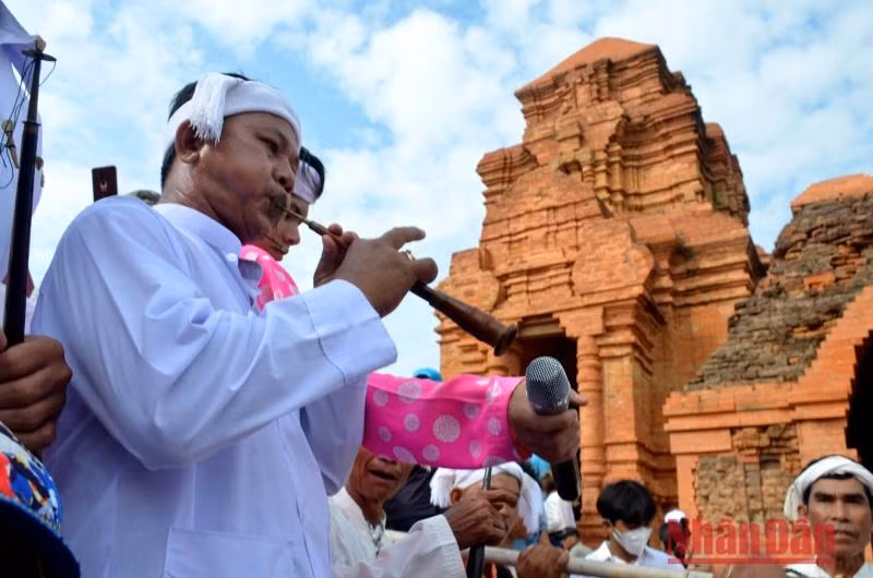 Tiếng kèn Saranai mùa Lễ hội Katê cất lên dưới chân tháp Pô-Sha-Inư.