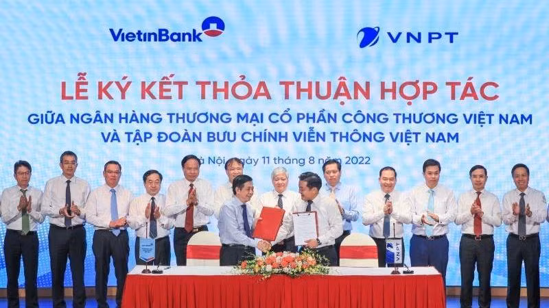 Phó Tổng Giám đốc phụ trách điều hành Vietinbank Nguyễn Hoàng Dũng và Tổng Giám đốc Tập đoàn VNPT Huỳnh Quang Liêm ký kết hợp tác giữa hai bên.