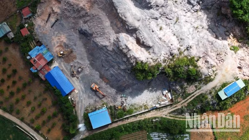 Máy móc ngang nhiên khai thác khoáng sản trái phép tại xóm Bó Cang.