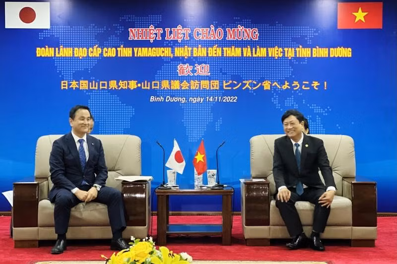 Chủ tịch Ủy ban nhân dân tỉnh Bình Dương Võ Văn Minh (bên phải) và ông Muraoka Tsugumasa, Thống đốc tỉnh Yamaguchi tại buổi làm việc.