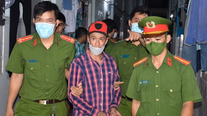 Cơ quan Cảnh sát điều tra, Công an tỉnh Trà Vinh áp giải bị can Nguyễn Trường Giang trú tại phường 5, thành phố Trà Vinh.