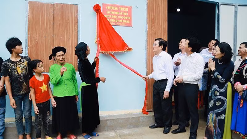 Nguyên Chủ tịch nước Trương Tấn Sang cùng lãnh đạo tỉnh Hà Giang khánh thành công trình nhà ở cho gia đình bà Khấu Thị Đẹp, xã Lạc Nông, huyện Bắc Mê.