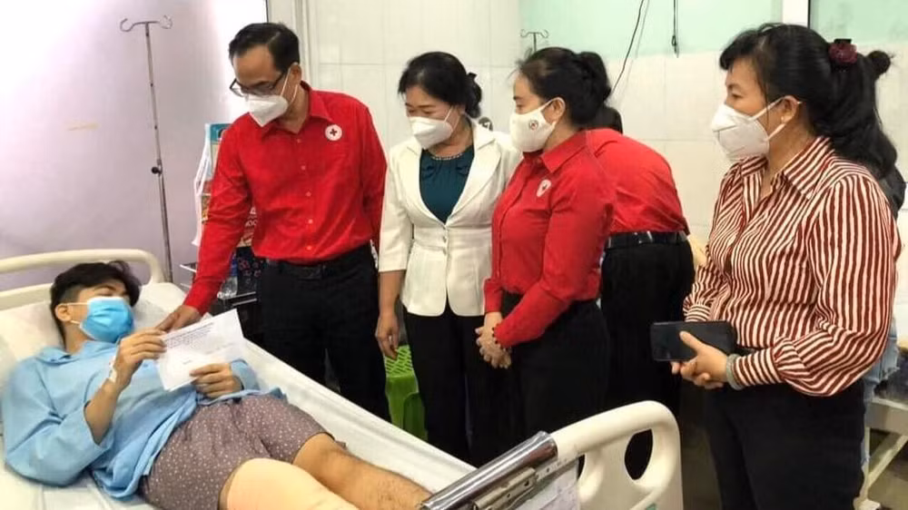 Lãnh đạo Hội Chữ thập đỏ tỉnh Bình Dương đến thăm hỏi và trao tặng quà cho nạn nhân bị thương trong vụ cháy đang điều trị tại bệnh viện.