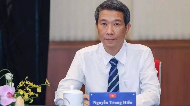 Tổng Lãnh sự Việt Nam tại Côn Minh Nguyễn Trung Hiếu tham dự hội đàm tại điểm cầu tỉnh Vân Nam.