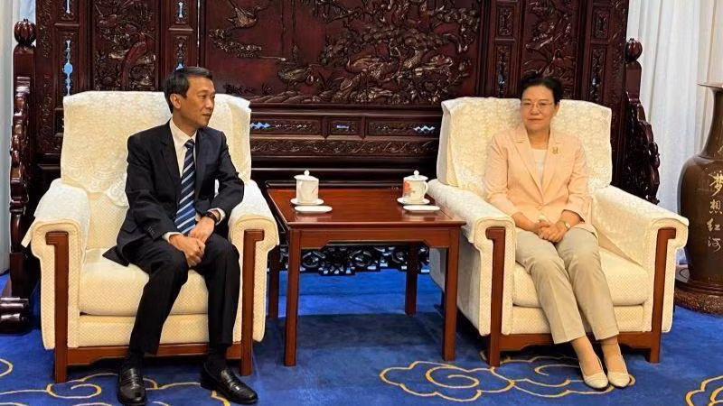 Phó Chủ nhiệm Ban Thường vụ Đại hội đại biểu nhân dân tỉnh Vân Nam Vương Thụ Phần và Tổng Lãnh sự Nguyễn Trung Hiếu trao đổi ý kiến trước hội đàm.