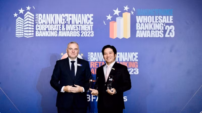 Đại diện Nam A Bank nhận giải thưởng từ ABF.