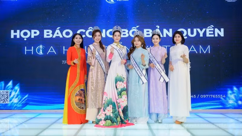 Ban tổ chức và tốp 4 cuộc thi Hoa hậu Biển Việt Nam 2024 tại cuộc họp báo.