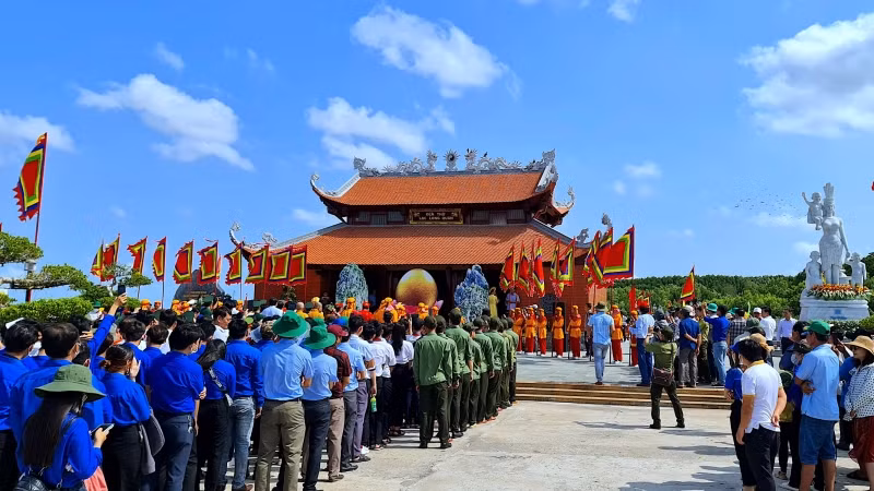 Lãnh đạo tỉnh Cà Mau và đông đảo nhân dân địa phương thành kính dâng hương tri ân Đức Quốc Tổ Lạc Long Quân.