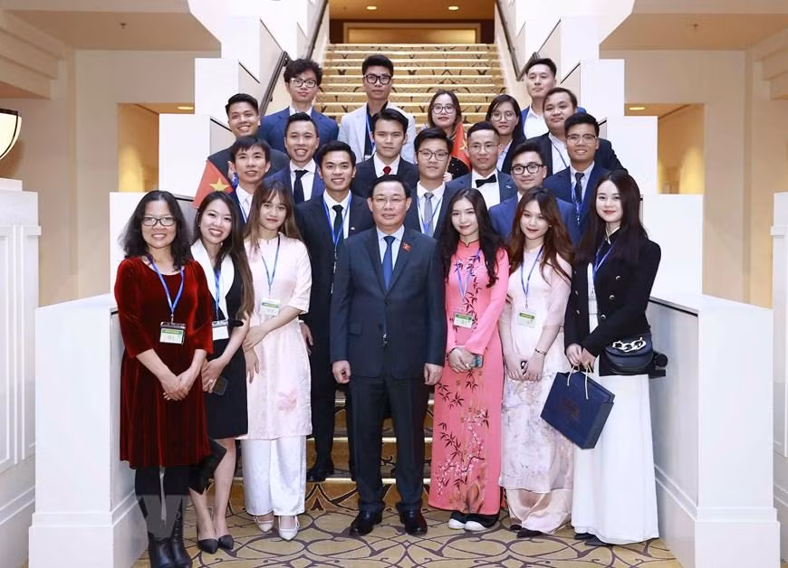 Chủ tịch Quốc hội Vương Đình Huệ với học sinh sinh, viên tại Australia. (Ảnh: Doãn Tấn/TTXVN)
