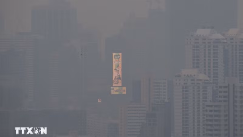 Tình trạng ô nhiễm không khí nghiêm trọng tại thủ đô Bangkok, Thái Lan ngày 18/10/2023. (Ảnh: AFP/TTXVN)