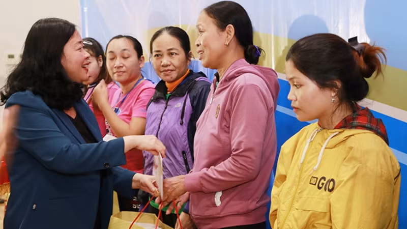 Đồng chí Bùi Thị Minh Hoài trao quà Tết tặng công nhân có hoàn cảnh khó khăn tại Khu công nghiệp Panko.