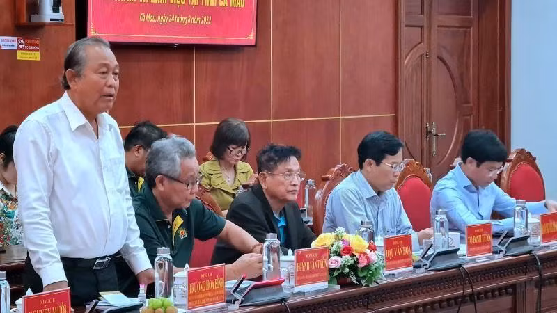 Đồng chí Trương Hòa Bình (đứng) phát biểu tại buổi làm việc với lãnh đạo tỉnh Cà Mau, chiều 24/8.